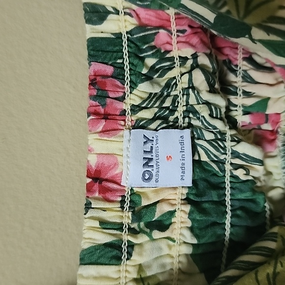 Hawaiian shorts and bralette set - Picture 5 of 6